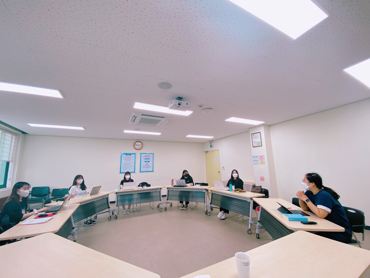 (왼쪽사진)실습생들이 회의실에 둘러 앉아 교육에 참여하는 모습